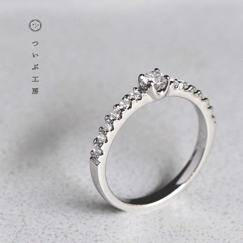 ゴージャスなエタニティセッティングの婚約指輪