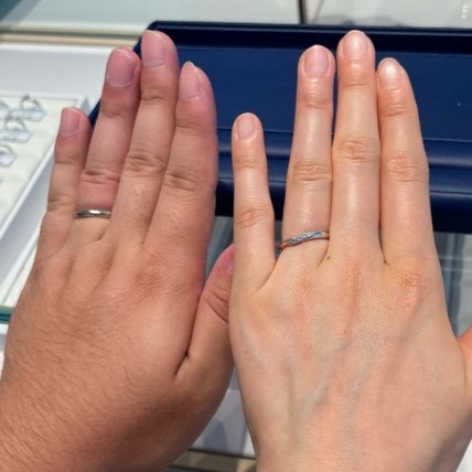 銀座ダイヤモンドシライシ 静岡本店_試着写真（結婚指輪・婚約指輪）