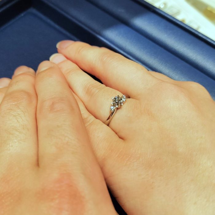 銀座ダイヤモンドシライシ 銀座本店_試着写真（結婚指輪・婚約指輪）