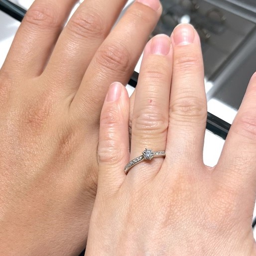 銀座ダイヤモンドシライシ 名古屋ユニモール店_試着写真（結婚指輪・婚約指輪）