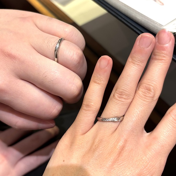 銀座ダイヤモンドシライシ 銀座本店_試着写真（結婚指輪・婚約指輪）