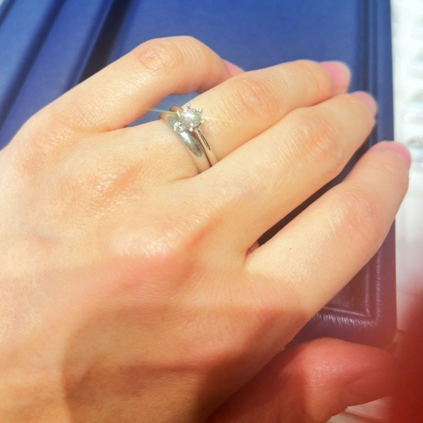 銀座ダイヤモンドシライシ 横浜モアーズ店_試着写真（結婚指輪・婚約指輪）