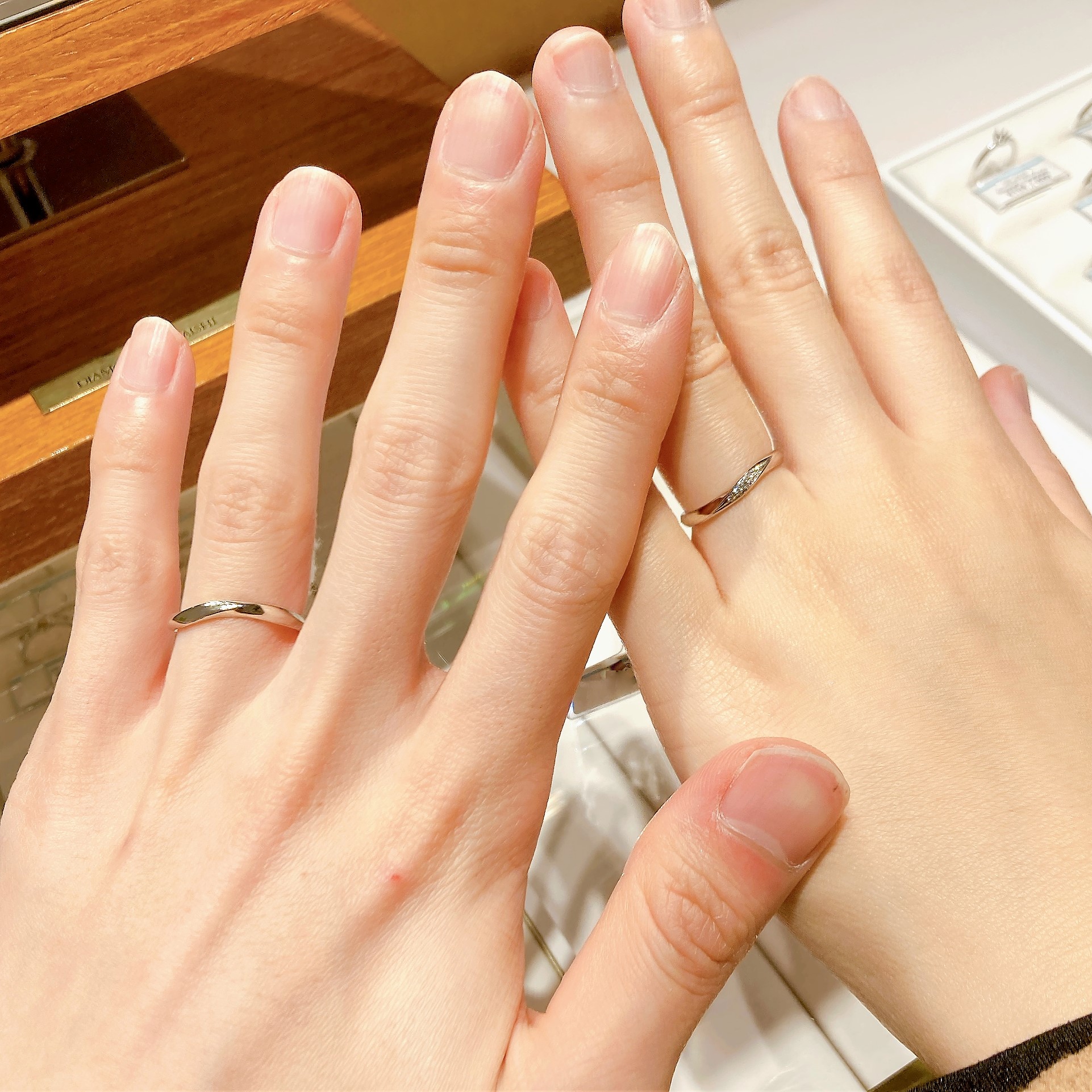 銀座ダイヤモンドシライシ 梅田ハービス店_試着写真（結婚指輪・婚約指輪）