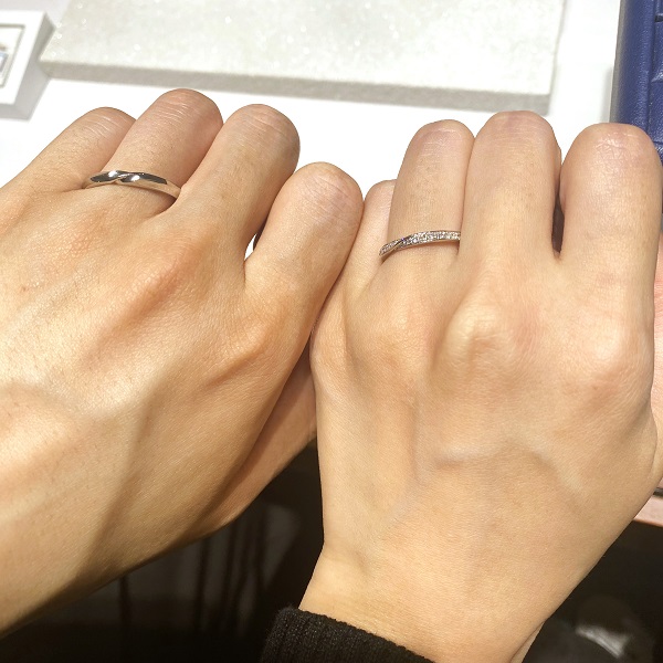 銀座ダイヤモンドシライシ 横浜モアーズ店_試着写真（結婚指輪・婚約指輪）